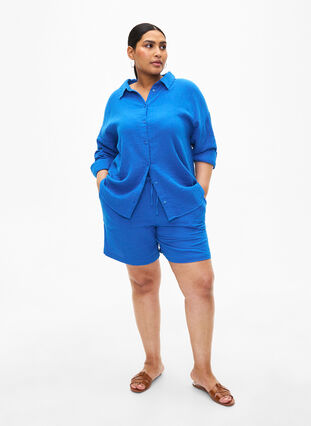 Zizzi Short en mousseline de coton avec poches, Victoria blue, Model image number 3
