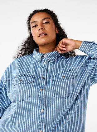 Zizzi Chemise en jean de couleur unie dotée de poches sur la poitrine, Light B.Denim Stripe, Model image number 3